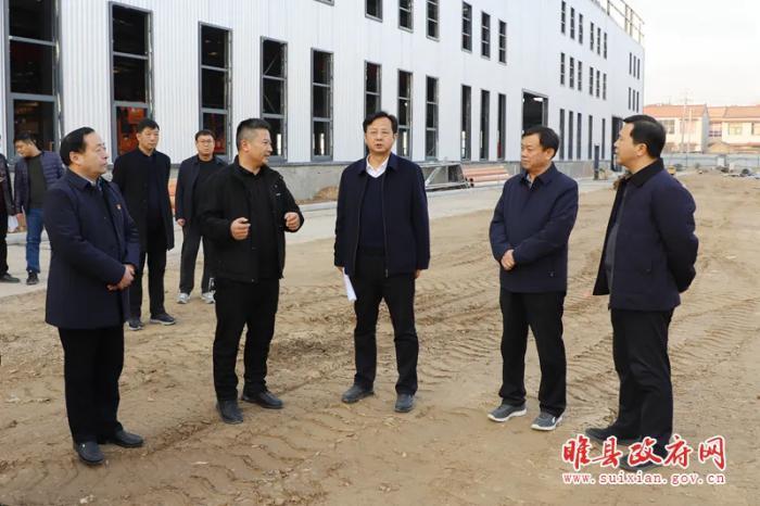 縣委書記曹廣闊一行深入亞新窯爐研發(fā)中試基地調(diào)研項(xiàng)目情況